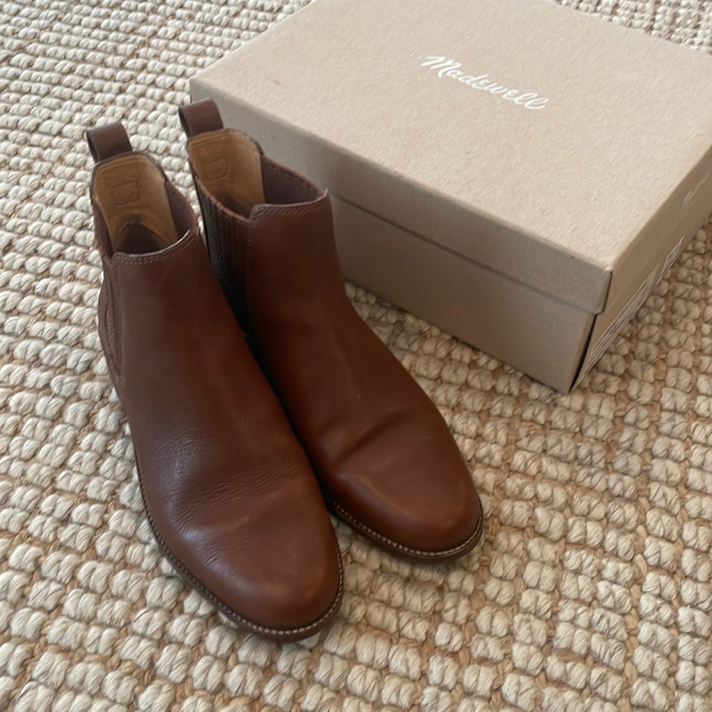 Madewell Flat Chelsea Boots in Leather. Size 8 1/2. Dark Chestnut Color.
